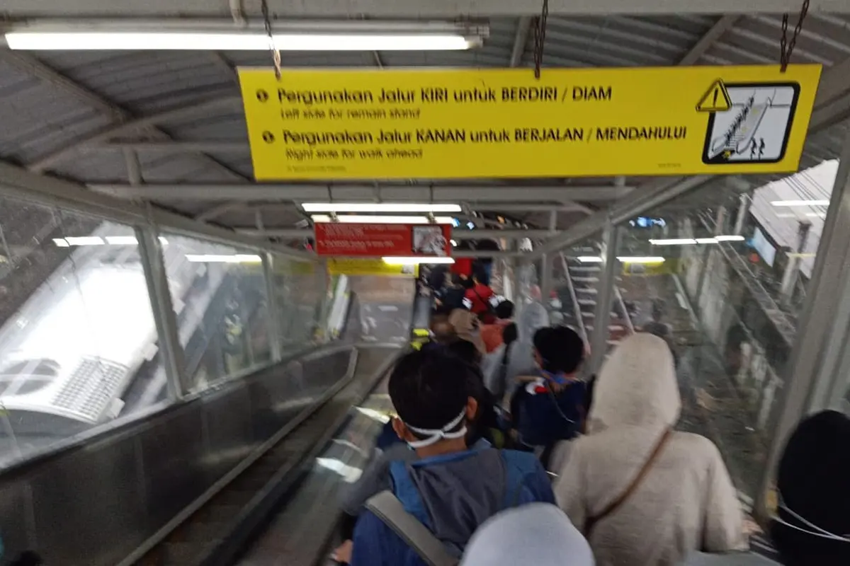 Kondisi kepadatan penumpang di stasiun Tanah Abang. (Foto: