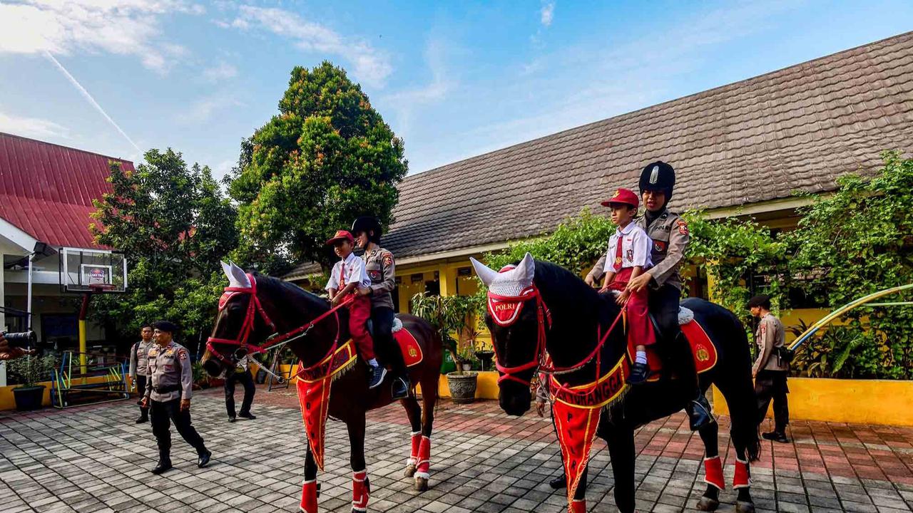 FOTO: Semangat Murid SLB Belajar Bersama Anjing K-9 Mabes Polri