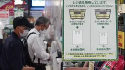 Sebuah pemberitahuan yang mengimbau para pelanggan untuk membawa tas belanja sendiri terlihat di sebuah toko di Tokyo, Jepang, pada 1 Juli 2020. Pemerintah menerapkan kebijakan ini sebagai langkah untuk menekan penggunaan kantong plastik yang berlebihan dan melindungi lingkungan. (Xinhua/Du Xiaoyi)