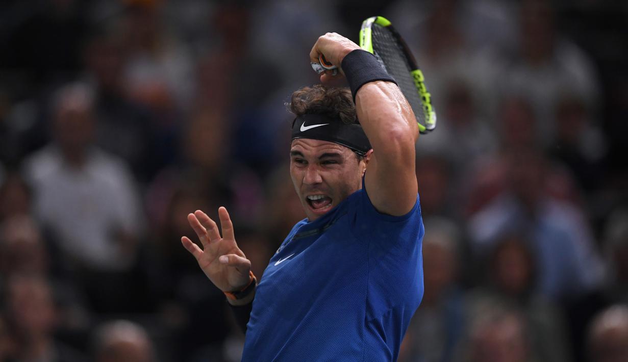Petenis Spanyol, Rafael Nadal melakukan pukulan ke arah petenis Korea Selatan, Hyeon Chung pada babak kedua Paris Masters di Paris, Rabu (1/11). Nadal mengalahkan Chung 7-5, 6-3 dalam satu jam dan 48 menit. (CHRISTOPHE ARCHAMBAULT / AFP)