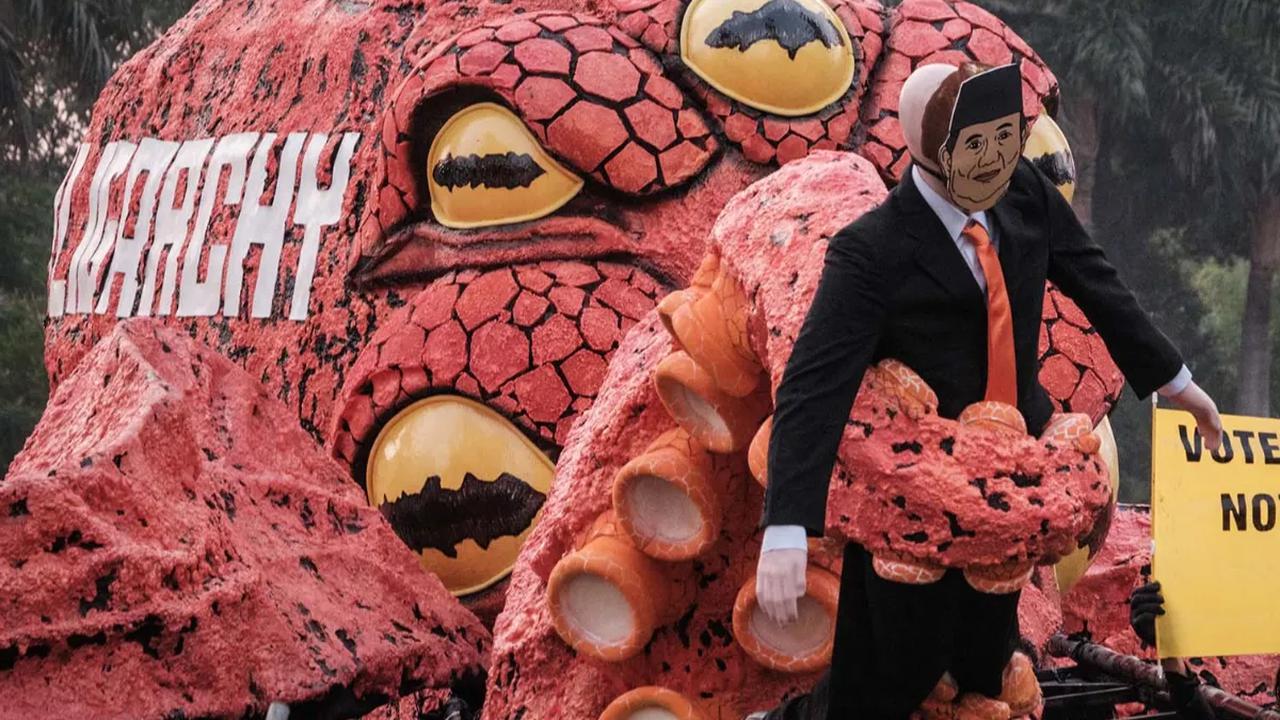 Aktivis Greenpeace Indonesia menggelar aksi untuk menyerukan #PemiluTanpaOligarki di Bundaran HI, Jakarta, Jumat (6/10/2023). Dalam aksinya, aktivis Greenpeace membawa monster gurita oligarki yang menduduki kolam Bundaran HI.