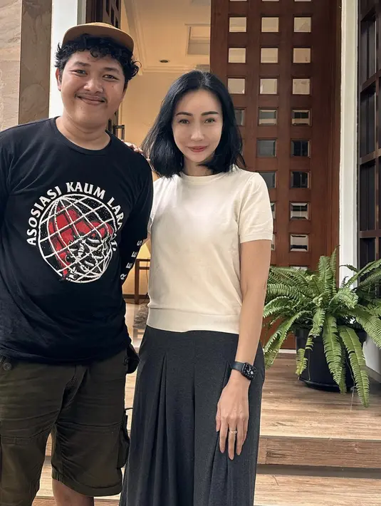 Kali ini Suasana juga terlihat elegan dalam padanan dress plisket dan juga atasan rajut.  [Foto: Instagram/ Suasana Rahardjo]