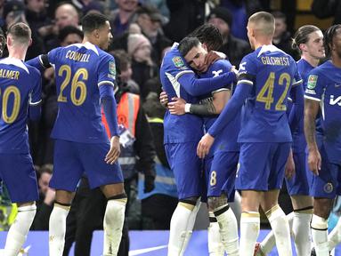 Para pemain Chelsea merayakan gol yang dicetak oleh Noni Madueke ke gawang Middlesbrough dalam laga leg kedua semifinal Carabao Cup 2023/2024 yang digelar di Stamford Bridge, Rabu (24/1/2024). Chelsea menang telak dengan skor 6-1 (AP Photo/Kin Cheung)