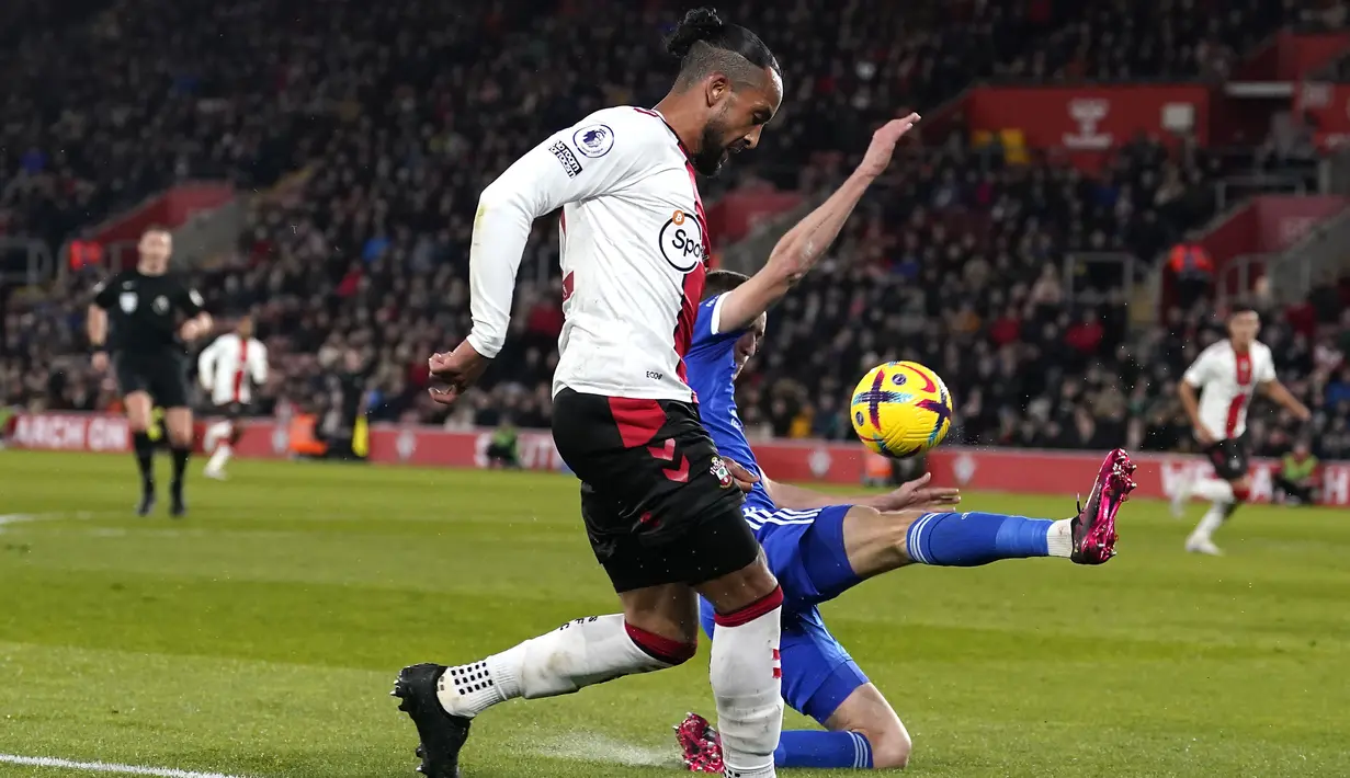 Bek Leicester City Timothy Castagne berebut bola dengan penyerang Southampton Theo Walcott pada pekan ke-26 Liga Premier League Inggris di St. Mary's Stadium, Southampton, Minggu (5/3/2023) dini hari WIB. Meski menang 1-0, Southampton masih berada di zona degradasi bersama Everton 21 poin dan Bournemouth 21 poin.  (Andrew Matthews/PA via AP)