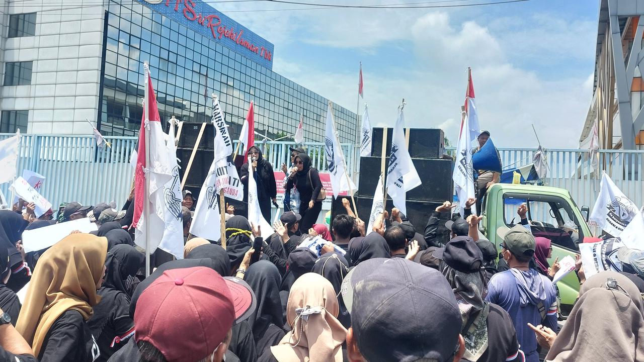 Ratusa Eks Karyawan Sritex Gelar Demo di Pabrik Sukoharjo, Tuntut Hak yang 9 Bulan Belum Terselesaikan