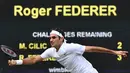 Petenis Swiss, Roger Federer saat bertanding melawan Marin Cilic dari Kroasia pada pertandingan final tunggal putra Kejuaraan Wimbledon 2017 di The All England Lawn Tennis Club, Wimbledon, London. (16/07). (AFP Photo / Glyn Kirk)