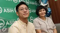 Junior Liem dan Putri Titian menggelar konfrensi pers terkait kelahiran anak pertama mereka di RS Asih, Jakarta. (Herman Zakharia/Liputan6.com)