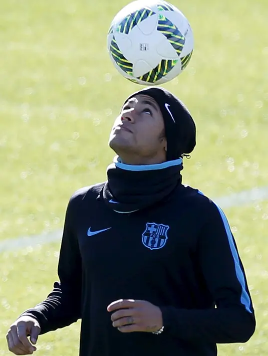 Penyerang Barcelona, Neymar berusaha mengontrol bola di kepalanya saat sesi latihan jelang Final Piala Dunia Antarklub  melawan tim Argentina, River Plate di Yokohama, Tokyo, Jepang, (18/12). (REUTERS/Yuya Shino)