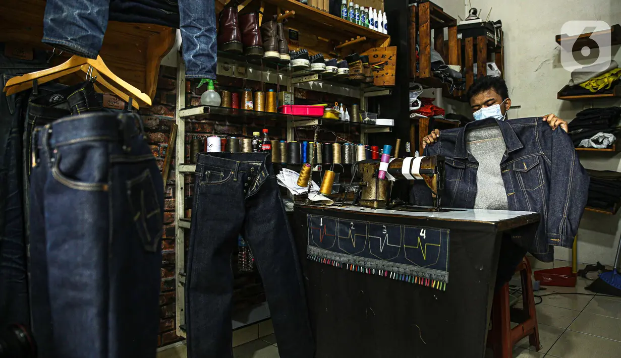 Penjahit memeriksa jaket jeans jahitannya di Nyoel Jeans co, Jakarta, Jumat (22/10/2021). Harga kapas acuan dunia berhasil melesat hingga level tertingginya dalam satu dekade terakhir karena beberapa faktor yang mempengaruhinya. (Liputan6.com/Faizal Fanani)