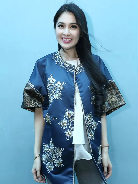 Menurut penuturan Sandra, ia belum memeriksa kehamilannya karena baru saja pulang bulan madu. Tentu saja kehadiran momongan sangat diharapkan Sandra. (Galih W. Satria/Bintang.com)