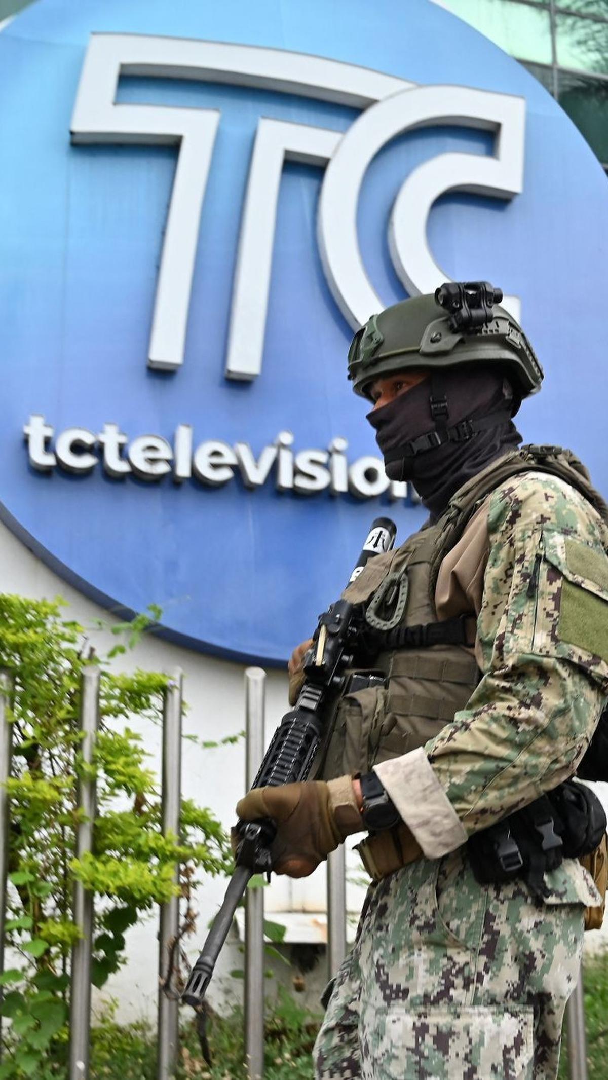Penyerangan ini membuat kepolisian dan militer meningkatkan penjagaan titik rawan dan patroli 24 jam.<br>(MARCOS PIN / AFP)