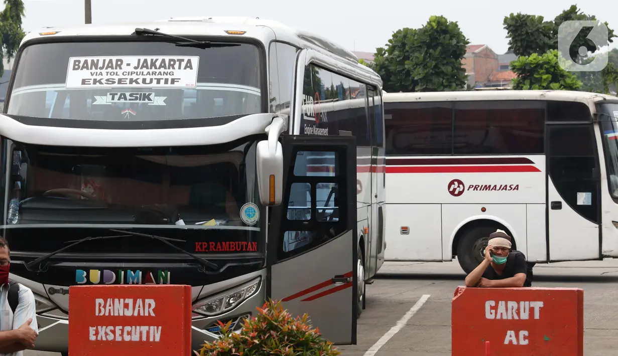 Calon pemudik menanti waktu keberangkatan di area Terminal Kampung Rambutan Jakarta, Senin (30/3/2020). Pemerintah sedang menyiapkan peraturan terkait mudik lebaran 2020 untuk mengurangi mobilitas penduduk dalam upaya pencegahan penyebaran virus Corona COVID-19. (Liputan6.com/Helmi Fithriansyah)