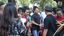 Sejumlah rekan memberikan ucapan selamat kepada Kepala Kantor Staf Presiden (KSP), Moeldoko pada perayaan ulang tahunnya yang ke-61 di Taman Suropati, Jakarta, Minggu (8/7). (Liputan6.com/Herman Zakharia)