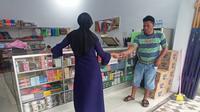 Poster Presiden Prancis itu dijadikan keset kaki di salah satu toko di Kecamatan Telaga, Kabupaten Gorontalo (Arfandi Ibrahim/Liputan6.com)