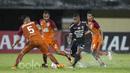 Pemain Bali United FC, Yabes Roni Malaifani berusaha melewati hadangan para pemain Pusamania Borneo FC pada laga Piala Presiden 2017 di Stadion I Wayan Dipta, Bali, Senin (13/2/2017). (Bola.com/Vitalis Yogi Trisna)