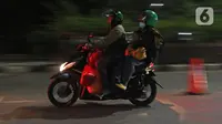 Pemudik motor melintasi di posko penyekatan mudik di Kedungwaringin, Kabupaten Bekasi, Jawa Barat, Minggu (9/5/2021). H-3 jelang Idul Fitri, petugas gabungan TNI, Polri, Dishub, dan Satpol PP memperketat penjagaan pemudik di perbatasan Kabupaten Bekasi-Karawang. (Liputan6.com/Herman Zakharia)