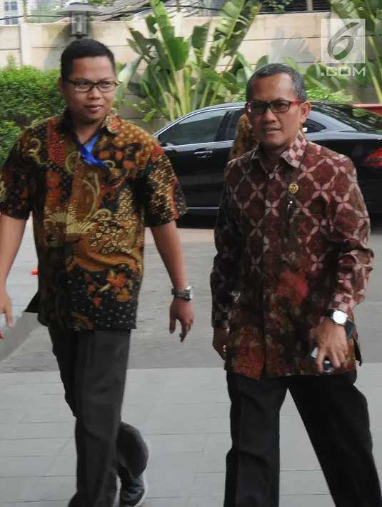 Ketua Komisi Yudisial (KY) Jaja Ahmad Jayus (kanan) mendatangi Gedung KPK, Jakarta, Jumat (13/7). Kedatangan Jaja kali ini terkait kepentingan perpanjangan nota kesepahaman antara KPK dengan KY soal perilaku Hakim. (Merdeka.com/Dwi Narwoko)
