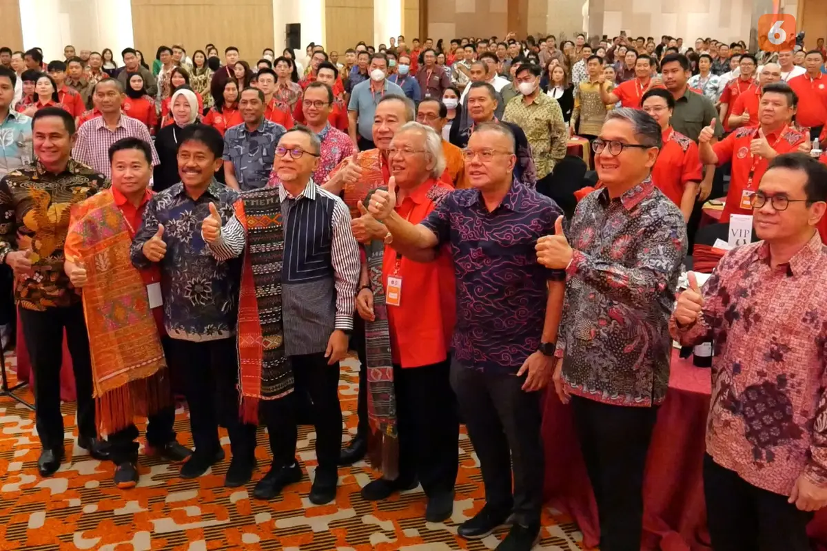 Menteri Perdagangan Zulkifli Hasan (tengah) bersama  Forum Komunikasi Pengusaha Burung Walet.
