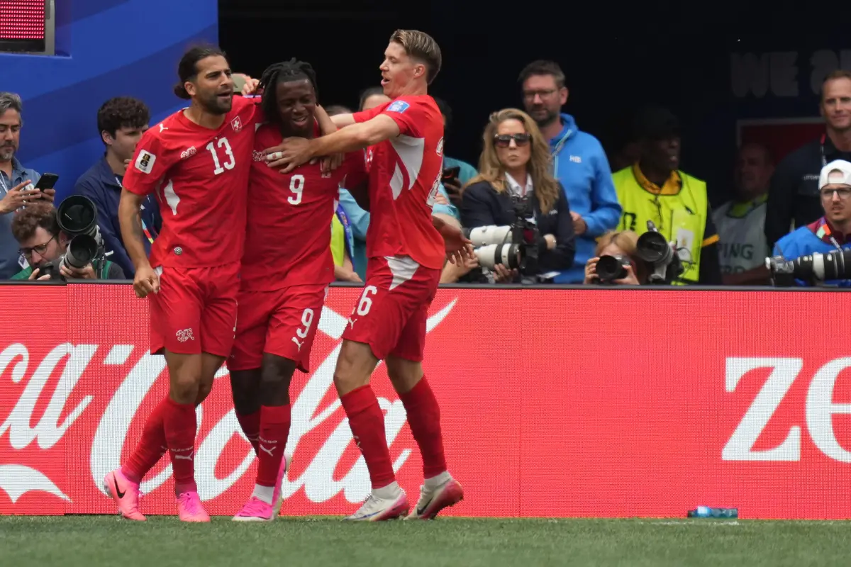 Pemain Swiss Johan Manzambi, tengah, mendapat ucapan selamat setelah mencetak gol ketiga timnya