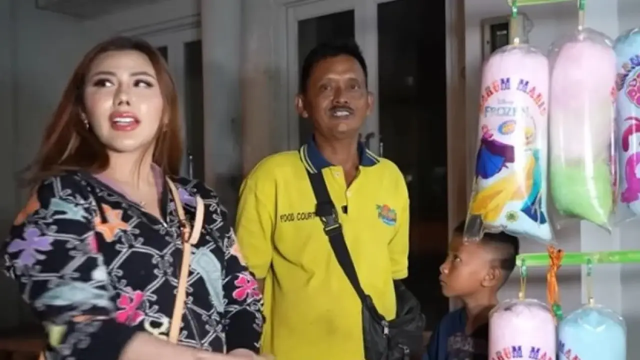 Rey Utami memborong gulali dengan harga puluhan juta rupiah