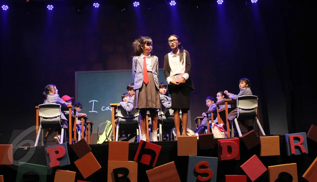 Para pemain memerankan peran dalam drama musikal Matilda di Jakarta, Sabtu (6/6). Drama ittu bercerita tentang anak bernama Matilda sebagai anak yang bodoh kerena lebih memilih membaca buku dari pada menonton televisi. (Liputan6.com/Helmi Afandi)