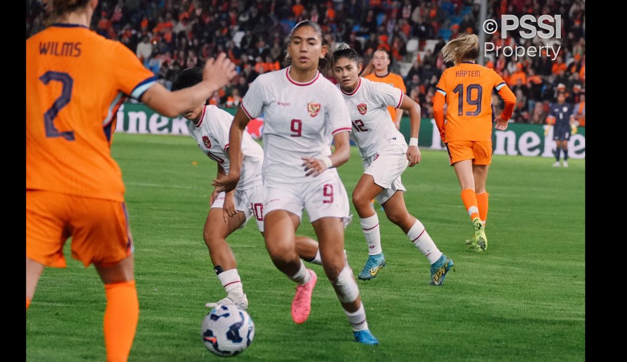 Pemain Timnas Indonesia Putri, Claudia Scheunemann berusaha melewati pemain Timnas Belanda saat laga uji coba yang berlangsung di Stadion Devijverberg, Doetinchem, Belanda, Sabtu (26/10/2024) WIB. (Dok. PSSI)