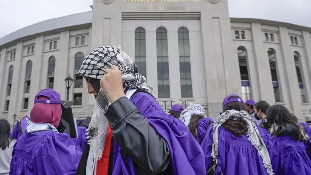 Puluhan lulusan Universitas New York dan pendukung perjuangan Palestina lainnya berunjuk rasa di luar Stadion Yankee selama upacara wisuda Universitas New York, Kamis (15/5/2024).