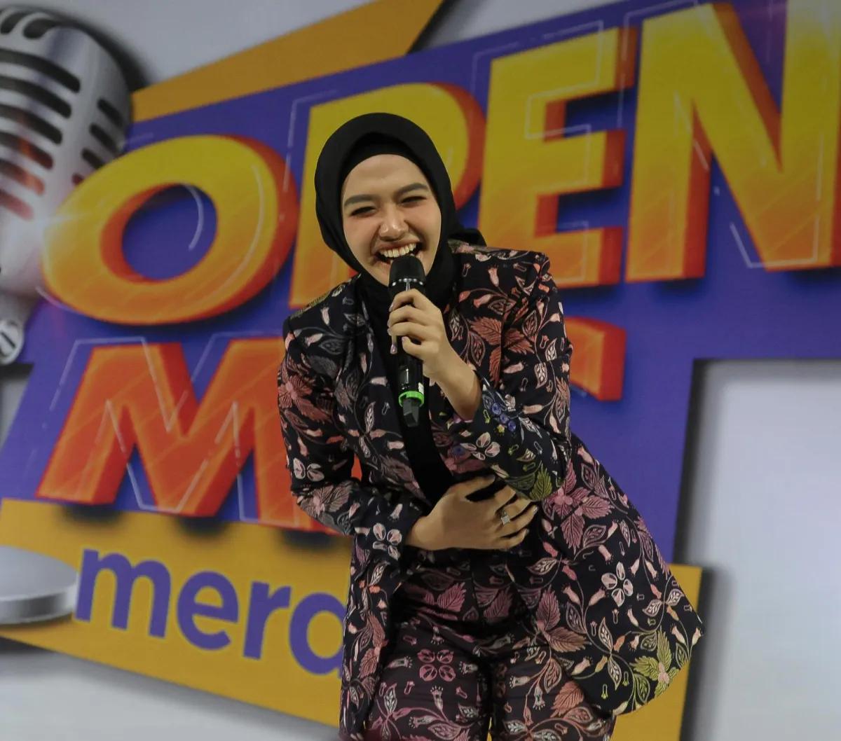 Betapa bahagianya Zahra, saat Aliong meminta nomor teleponnya. "Pas sudah perjalanan, bapak minta nomor telepon saya. Ini ngobrol sudah nyambung," sambungnya. <br>