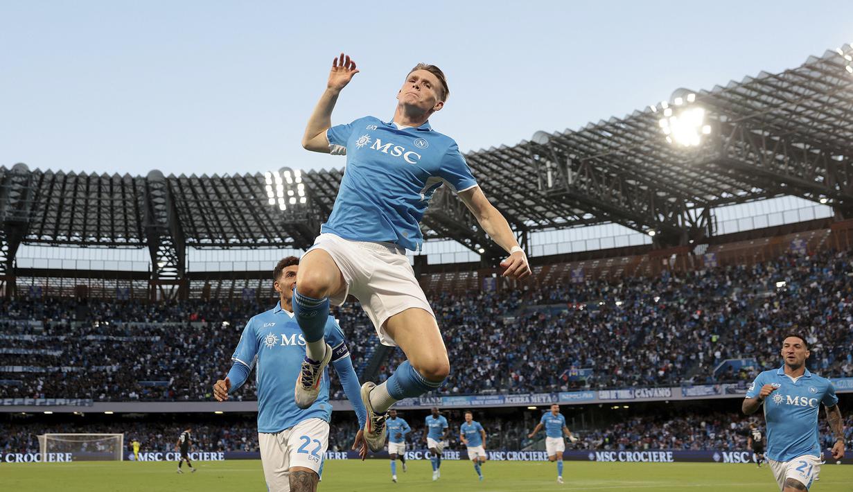 Pemain Napoli, Scott McTominay melakukan selebrasi setelah mencetak gol cepat pada detik ke-25 saat laga lanjutan Liga Italia 2024/2025 melawan Como yang berlangsung di Stadion Diego Armando Maradona, Naples, Italia, Jumat (04/10/2024) WIB. (AP Photo/LaPresse/Alessandro Galofaro)