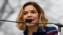 Aktris America Ferrera berbicara diatas panggung saat mengikuti Women's March di Washington, AS (21/1). Aksi tersebut juga menyimbolkan ketidaksepakatannya dengan sejumlah kebijakan Donald Trump. (AP Photo / Jose Luis Magana)