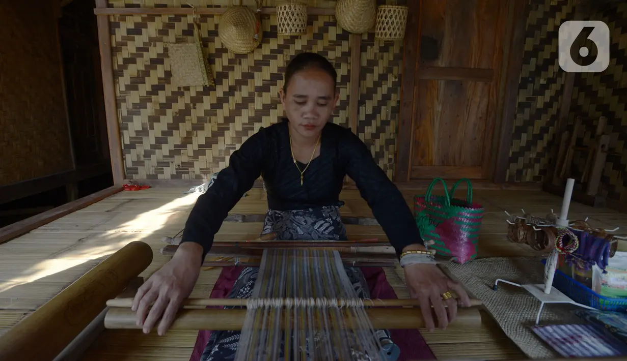 Warga suku Baduy menenun kain di Ciboleger, Lebak, Banten Jumat (15/10/2021). Pelaku usaha penjual perajin kain tenun Baduy di tengah pandemi Covid-19 mereka menghentikan kegiatan produksi. (merdeka.com/Imam Buhori)