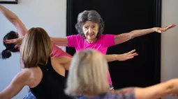 Tao Porchon-Lynch saat memberi pelatihan di Hartsdale, New York, AS, (16/1). Porchon-Lynch yang kini menginjak usia 98 tahun telah ditetapkan sebagai instruktur yoga tertua di dunia. (AFP Photo/Don Emmert) 