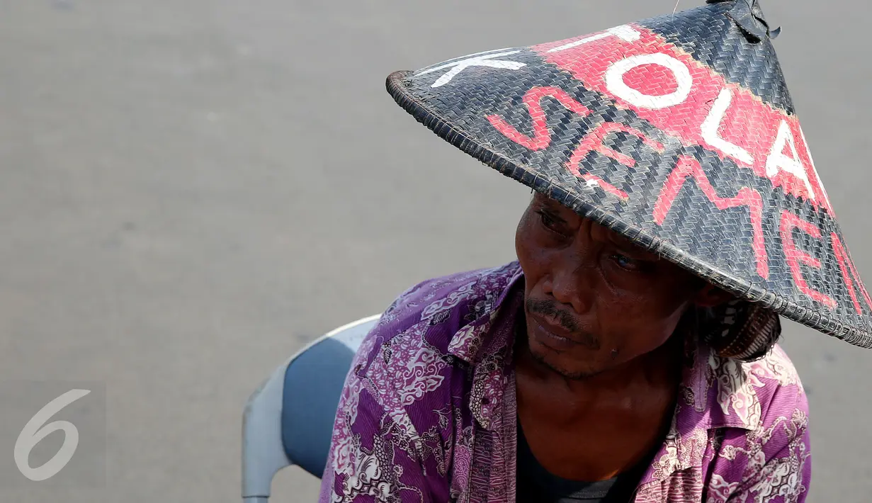 Sejumlah warga Petani Kendeng, Pati, Jawa Tengah, menggelar aksi di depan Istana Negara, Jakarta, Senin (13/3). Aksi ini merupakan aksi yang ketiga yang dilakukan warga Kendeng. (Liputan6.com/Johan Tallo)