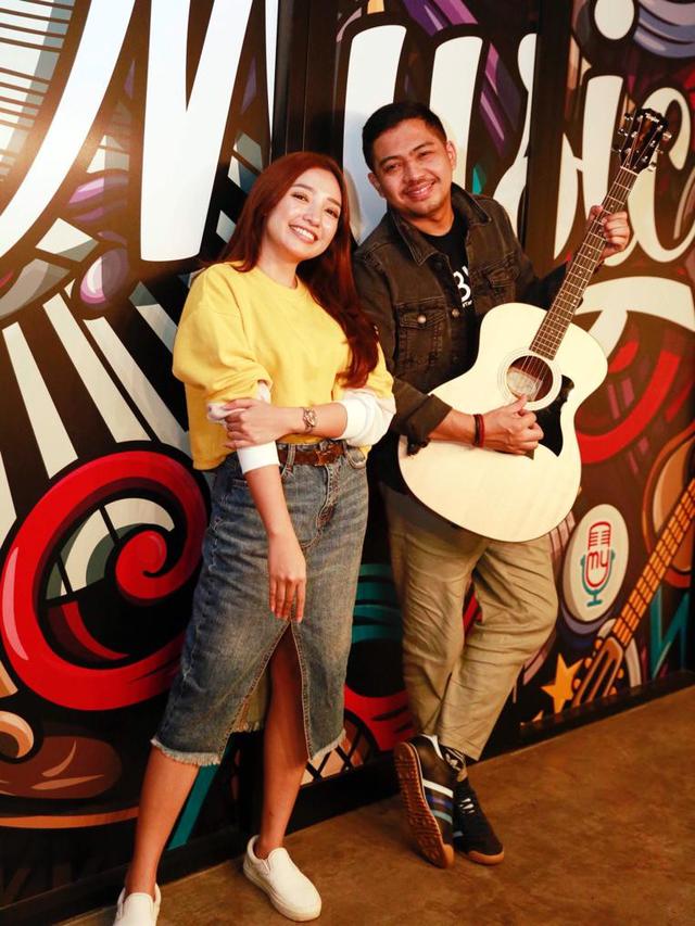 Ade Govinda dan Manda Cello