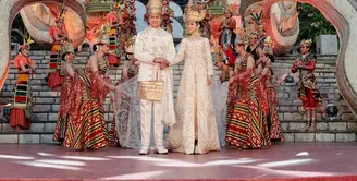 Pernikahan keponakan Erick Thohir, Gamma Thohir dan Keelie Gunawan masih berlanjut di Bali. Kali ini, hadirkan dekorasi bernuansa Nusantara dengan dominasi warna merah dan material anyaman. [@dikhadheansa]