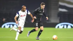 Pemain Tottenham Hotspur Lucas Moura (kiri) berebut bola dengan pemain LASK Andreas Gruber pada pertandingan Grup J Liga Europa di London, Inggris, Kamis (22/10/2020). Tottenham Hotspur menang 3-0. (Adam Davy/Pool via AP)