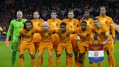 Belanda memliki jersey kandang dengan warna oren. Warna ikonik itu diilhami oleh wangsa asal Willem van Oranje yang kemudian dikenal sebagai Bapak Bangsa Belanda. Corak tersebut digunakan oleh Willem ketika memimpin perang kemerdekaan melawan Spanyol pada periode 1568 hingga 1648. Awalnya, Oranye merupakan salah satu dari tiga bagian warna bendera mereka. Hingga 1937, warna itu secara resmi digantikan dengan merah seperti kita kenal saat ini. (AP/Peter Dejong)