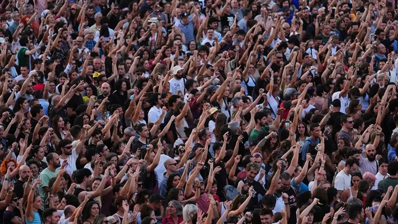 Warga mengikuti aksi protes di Puerta del Sol, Madrid, Spanyol, Sabtu (26/9/2026), menyusul penggusuran Maricarmen Abascal, perempuan berusia 87 tahun, dari rumahnya. Mereka menuntut aturan yang lebih kuat untuk melindungi penyewa.