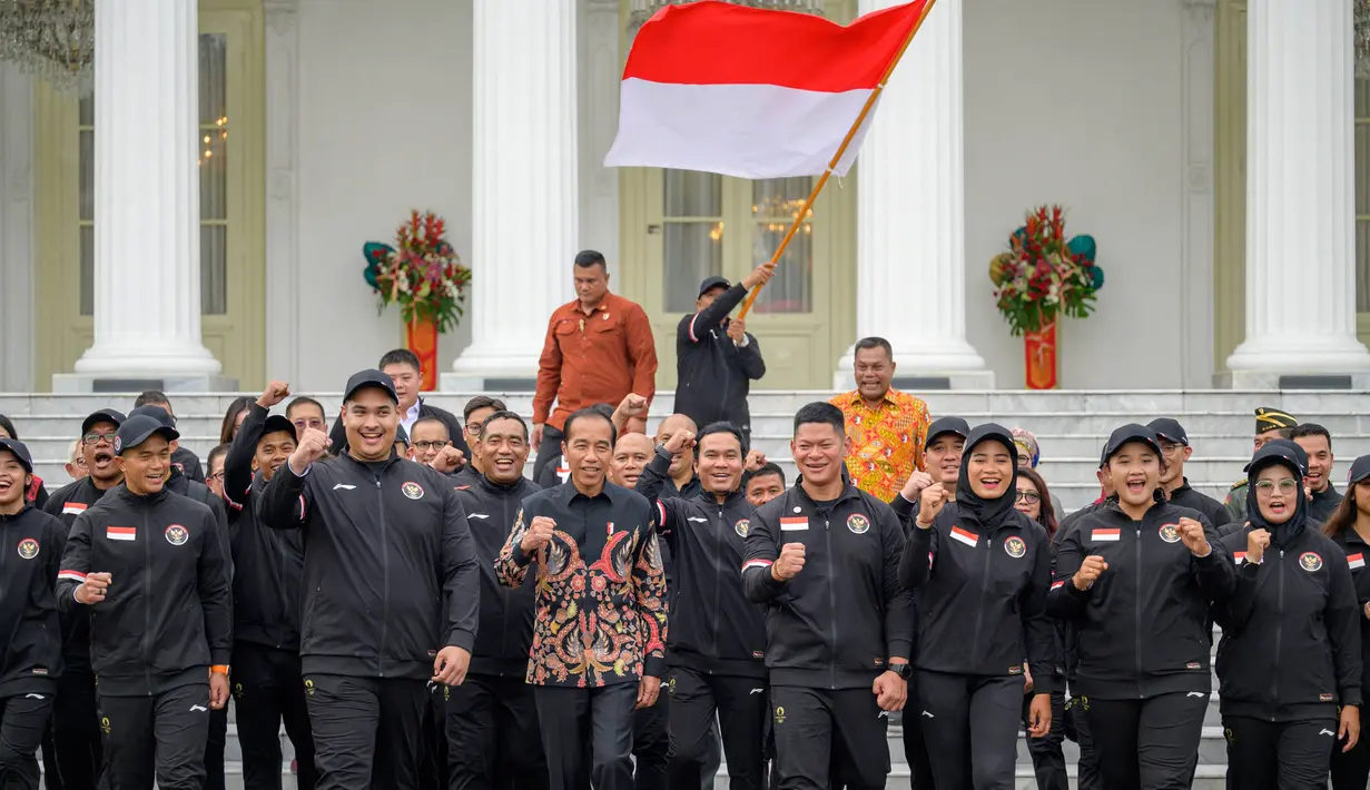 Presiden Indonesia, Joko Widodo (tengah) berjalan bersama para atlet Indonesia yang akan berlaga di Olimpiade Paris 2024 dalam upacara pelepasan di Istana Merdeka, Jakarta, 10 Juli 2024. (BAY ISMOYO/AFP)
