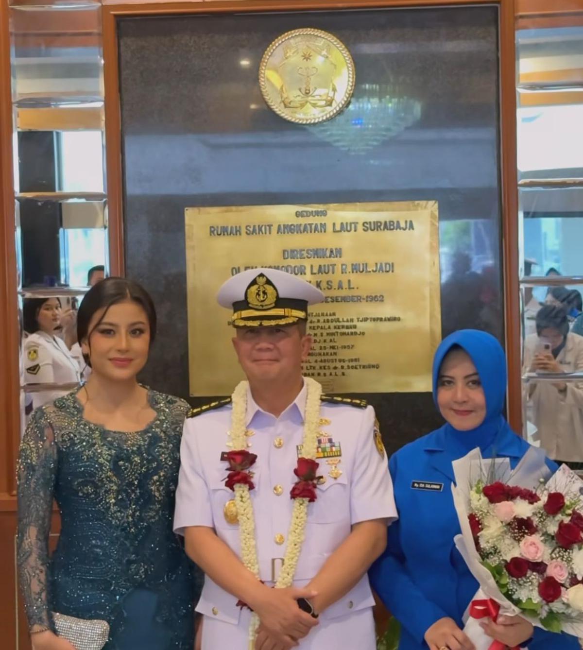 7 Potret Awkarin Mendampingi Sang Ayah dalam Pelantikan Jabatan Baru, Gaya Elegan Jadi Sorotan