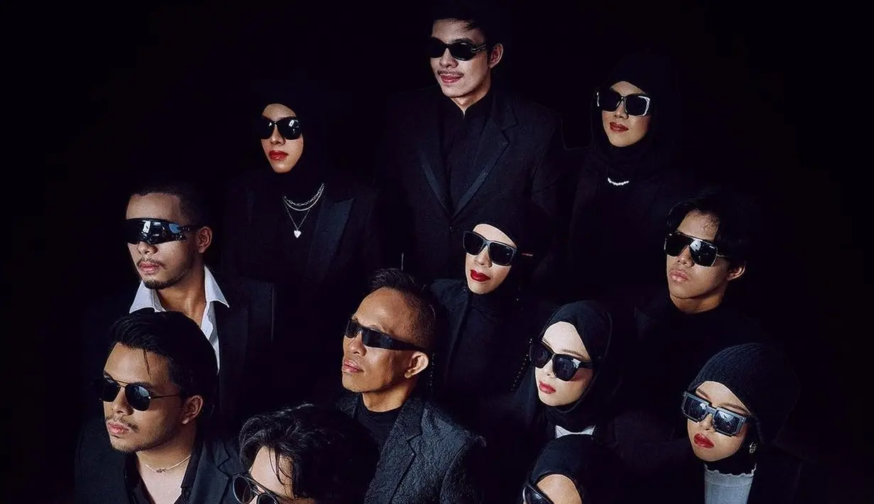 <p>Ini dia kekompakan kesebelasan yang dikenal Gen Halilintar di pemotretan keluarga terbaru. Diarahkan oleh Abqariyyah, putri kelima Geni Faruk, pose keluarga besar Atta ini terlihat keren. Penampilan mereka seolah bak geng mafia ala film laga. (Liputan6.com/IG/@genhalilintar)</p>