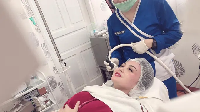 Yuni Shara menjalani treatment kecantikan