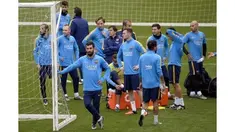 10.000 ribu fans menyambut kehadiran Arda Turan dan Aleix Vidal dalam latihan resmi yang digelar secara terbuka di Barcelona pada Senin (4/1/2016).