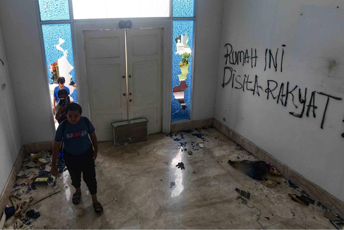 FOTO: Kondisi Rumah Uya Kuya Setelah Amukan Massa Tak Dikenal