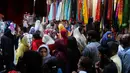 Muslim Kashmir saat berbelanja sebelum Idul Fitri di Srinagar, Kashmir yang dikuasai India (2/6/2019). Idul Fitri menandai berakhirnya bulan puasa Ramadan. (AP Photo/Mukhtar Khan)