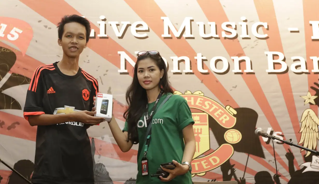 Bola.com juga memberikan doorprize berupa dua buah smartphone kepada peserta nonbar yang beruntung. (Bola.com/Vitalis Yogi Trisna)