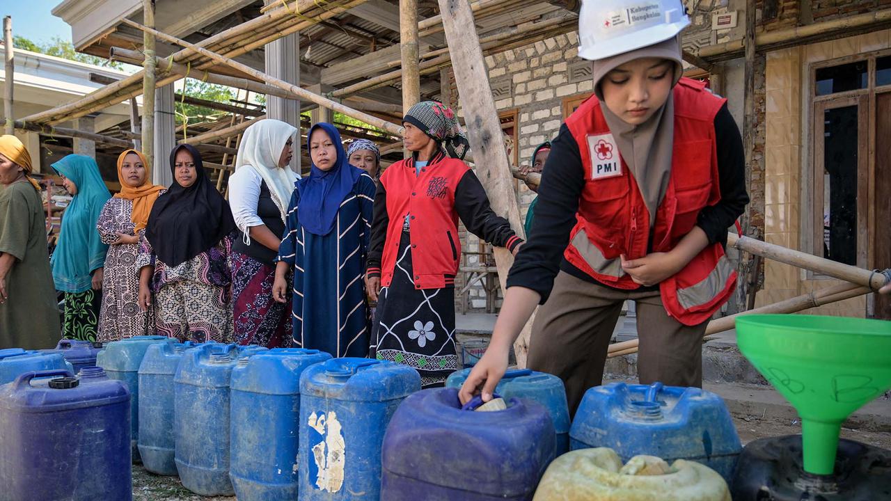 Kekeringan Meluas PMI Salurkan Air Bersih di Bangkalan