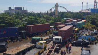 Antrean Truk Mengular di Pintu Masuk Pelabuhan Tanjung Emas Semarang