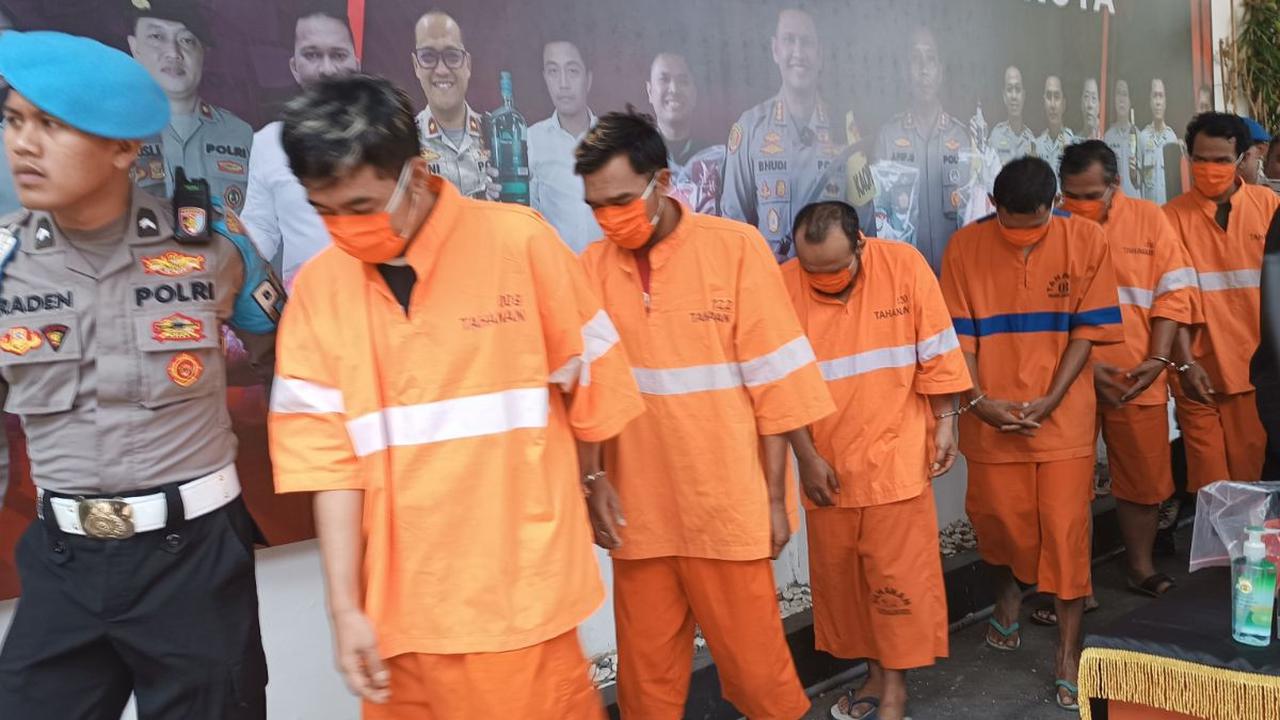 Kapolsek Lowokwaru, AKP Anton Widodo menambahkan, para tersangka memiliki peran masing-masing. Tersangka EC berperan sebagai pembeli BPKB dan STNK secara online.<br>