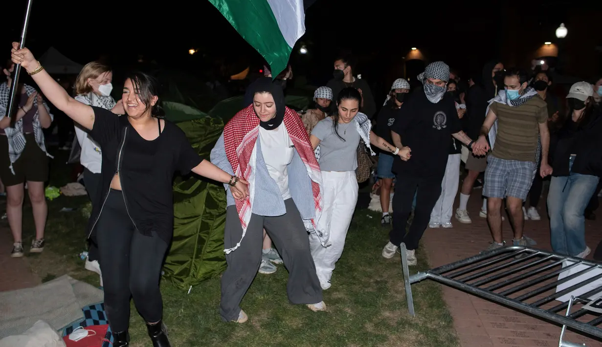 Mereka juga menuntut diakhirinya bantuan militer AS untuk Israel. (AP Photo/Cliff Owen)
